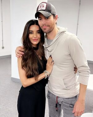 Sadia Khan Instagram - WHAT A GREAT Night IT Was  UNFORGETTABLE ❤️❤️
And what a legend you are @enriqueiglesias ❤️💋
Your music really hits differently so greatful to see  you in person, ✨ feeling lucky to have spent time with a super sweet, humble and WORLD’S BEST singer 🤍 
Of course your music speaks to my soul 🎶
 Love ❤️ 
  #enriqueiglesias #sadiakhan