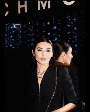 Sadia Khan Instagram - 🖤✨

@officialjohnrichmond 
@jenniphhher 

#milanfashionweek2023 #italy🇮🇹 #sadiakhan #jhonrichmond #travel #blessedwiththebest #mfw ⚡️