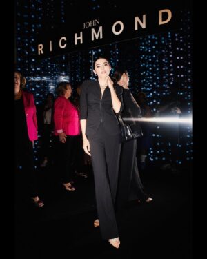 Sadia Khan Instagram - 🖤✨

@officialjohnrichmond 
@jenniphhher 

#milanfashionweek2023 #italy🇮🇹 #sadiakhan #jhonrichmond #travel #blessedwiththebest #mfw ⚡️