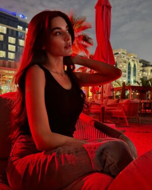 Sadia Khan Instagram - Where the waves meets the shore 🏝️🏜️