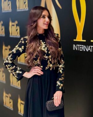Sadia Khan Instagram - Recent days 🌟📸

@manishmalhotra05 🫶🏻
@newbottega 
@solitariodiamonds 💎

@iifa @visitabudhabi @whotels ⚡️🖤