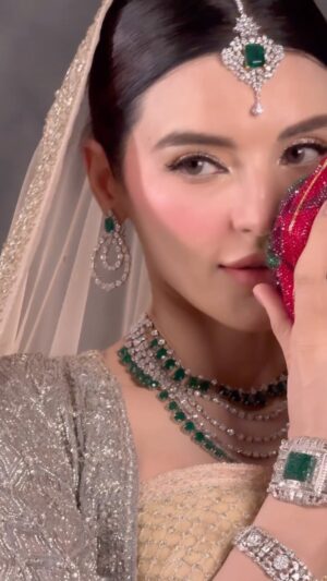 Sadia Khan Instagram - ✨✨✨✨
@farazmanan @themakeupstudiobysehrish @hanifjewellers ⚡️🤍💎