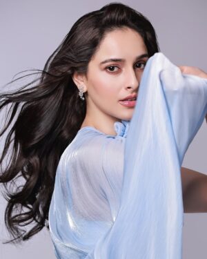 Sadia Khateeb Instagram - Just a girl who wants to fly 🦋

@amitkhannaphotography @hairandmakeupbypinks 
Styled by @stylingbyvictor @sohail__mughal___
Outfit @coverstoryfsl
Earrings @miranabymegha
Team @styleby_antara @janvijain123
