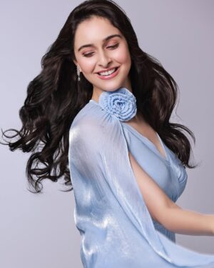 Sadia Khateeb Instagram - Just a girl who wants to fly 🦋

@amitkhannaphotography @hairandmakeupbypinks 
Styled by @stylingbyvictor @sohail__mughal___
Outfit @coverstoryfsl
Earrings @miranabymegha
Team @styleby_antara @janvijain123
