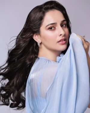 Sadia Khateeb Instagram - Just a girl who wants to fly 🦋

@amitkhannaphotography @hairandmakeupbypinks 
Styled by @stylingbyvictor @sohail__mughal___
Outfit @coverstoryfsl
Earrings @miranabymegha
Team @styleby_antara @janvijain123