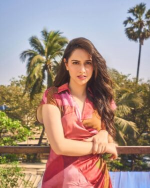 Sadia Khateeb Instagram - Kadaktiii Dhoop thi 🌞

Captured by @amannagoshe styled by @stylingbyvictor @sohail__mughal___ @styleby_antara 
Makeup - @makeupnhairbyankita hair - @sunny_hairr