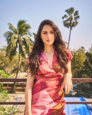 Sadia Khateeb Instagram - Kadaktiii Dhoop thi 🌞

Captured by @amannagoshe styled by @stylingbyvictor @sohail__mughal___ @styleby_antara 
Makeup - @makeupnhairbyankita hair - @sunny_hairr