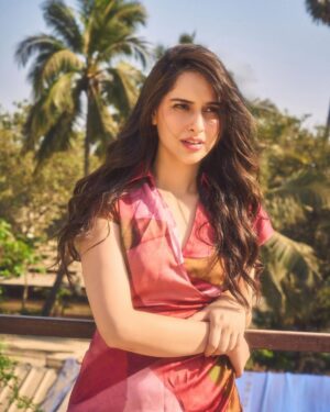 Sadia Khateeb Instagram - Kadaktiii Dhoop thi 🌞

Captured by @amannagoshe styled by @stylingbyvictor @sohail__mughal___ @styleby_antara 
Makeup - @makeupnhairbyankita hair - @sunny_hairr