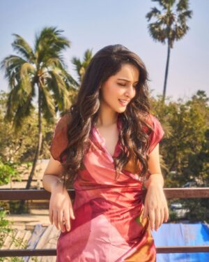 Sadia Khateeb Instagram - Kadaktiii Dhoop thi 🌞

Captured by @amannagoshe styled by @stylingbyvictor @sohail__mughal___ @styleby_antara 
Makeup - @makeupnhairbyankita hair - @sunny_hairr