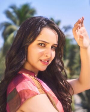 Sadia Khateeb Instagram - Kadaktiii Dhoop thi 🌞

Captured by @amannagoshe styled by @stylingbyvictor @sohail__mughal___ @styleby_antara 
Makeup - @makeupnhairbyankita hair - @sunny_hairr