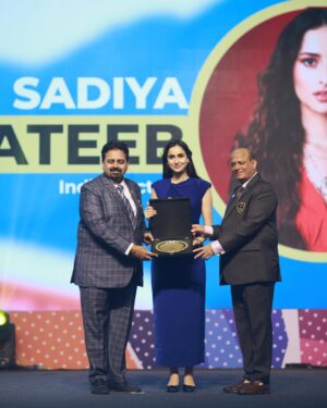 Sadia Khateeb Instagram - What an honour was to be here ! Thank you to each member of rotary club for this special evening 🙏🏼 

📸- @eyemediafilms 
Outfit @shopunrush
Earrings - @shopraya.co.in
Hand Stacks - @ethnicandaz @anantayabymani
Styling by @stylingbyvictor @sohail__mughal___
Team @styleby_antara @janvijain123 @ebthestylecoach 
Makeup - @fab_beauty___