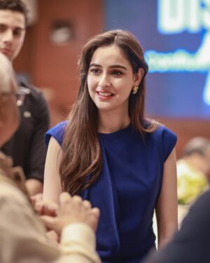 Sadia Khateeb Instagram - What an honour was to be here ! Thank you to each member of rotary club for this special evening 🙏🏼 

📸- @eyemediafilms 
Outfit @shopunrush
Earrings - @shopraya.co.in
Hand Stacks - @ethnicandaz @anantayabymani
Styling by @stylingbyvictor @sohail__mughal___
Team @styleby_antara @janvijain123 @ebthestylecoach 
Makeup - @fab_beauty___