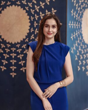 Sadia Khateeb Instagram - What an honour was to be here ! Thank you to each member of rotary club for this special evening 🙏🏼 

📸- @eyemediafilms 
Outfit @shopunrush
Earrings - @shopraya.co.in
Hand Stacks - @ethnicandaz @anantayabymani
Styling by @stylingbyvictor @sohail__mughal___
Team @styleby_antara @janvijain123 @ebthestylecoach 
Makeup - @fab_beauty___