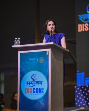 Sadia Khateeb Instagram - What an honour was to be here ! Thank you to each member of rotary club for this special evening 🙏🏼 

📸- @eyemediafilms 
Outfit @shopunrush
Earrings - @shopraya.co.in
Hand Stacks - @ethnicandaz @anantayabymani
Styling by @stylingbyvictor @sohail__mughal___
Team @styleby_antara @janvijain123 @ebthestylecoach 
Makeup - @fab_beauty___