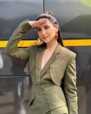 Sahiba Bali Instagram - vanity outside vanity 🚐📸