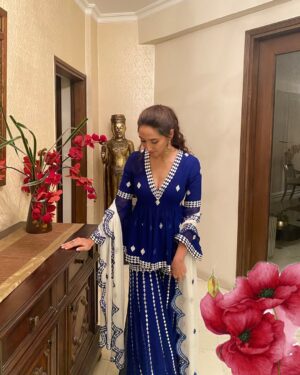Sahiba Bali Instagram - Ek pati nahi hai lekin do-patta toh hai🥻🧣