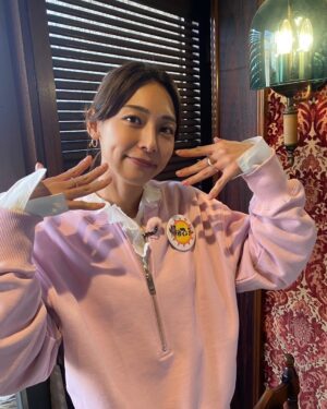 Saki Aibu Instagram - この後、っていうか今から！19時から✨✨
#帰れマンデー見っけ隊 🙋‍♀️✨ミスタードーナツのCMでお世話になったタカトシさんとご一緒できて本当に嬉しかった✨✨✨
白ブラウス→@rumche_official
リング→@enn. official
  @cn_online114
ピアス→@tsugumi_iwamoto
ネックレス→@aplo.official