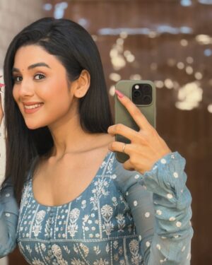 Saloni Sandhu Instagram - 😌🤍
.
.
#yrkkh #charubansal #mirrorselfie