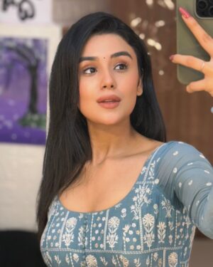 Saloni Sandhu Instagram - 😌🤍
.
.
#yrkkh #charubansal #mirrorselfie