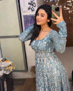 Saloni Sandhu Instagram - 😌🤍
.
.
#yrkkh #charubansal #mirrorselfie