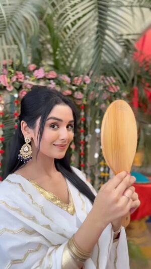 Saloni Sandhu Instagram - Behind the scenes 📸🤍 
.
.
#yrkkh #charubansal #holilook