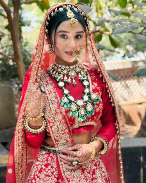 Saloni Sandhu Instagram - ♥️
.
.
📸 @kumar_prince26 
Mehndi @truptiksalvi1623 
#shaadilook #charubansal #yrkkh #starplus