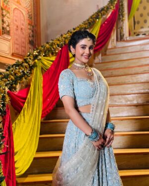 Saloni Sandhu Instagram - पीपल तू, मैं तो हूँ छाँव, पिया🤍 
.
.
.
#yrkkh #charubansal #enagementlook #starplus