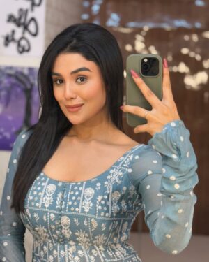 Saloni Sandhu Instagram - 😌🤍
.
.
#yrkkh #charubansal #mirrorselfie