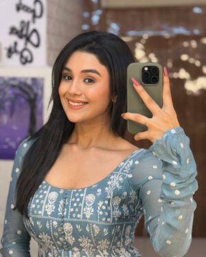Saloni Sandhu Instagram - 😌🤍
.
.
#yrkkh #charubansal #mirrorselfie