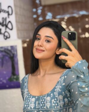 Saloni Sandhu Instagram - 😌🤍
.
.
#yrkkh #charubansal #mirrorselfie