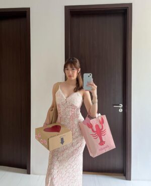 Sam Cruz Instagram - valentines day 💘
prettiest dress from @gentlewomanstore 💌