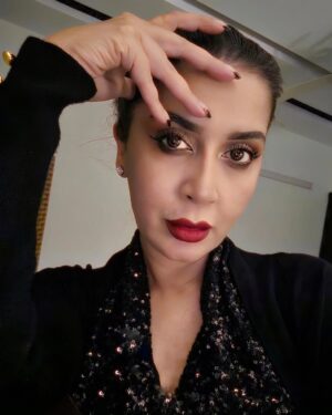 Saman Ansari Instagram - Heartfelt #gratitude is my new year's resolution

May 2025 bring endless possibilities of amazing opportunities, good health and true prosperity to all of you!

💋❤️🥰 #thesamanansari