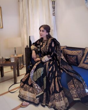 Saman Ansari Instagram - Waiting for my Dilbur and how we actually pose should be the #couplegoals for #2025 

😭😂🤣

Blessed to be part of a family wedding to create joyous memories after a year of losses of our loved ones.

Dress: Saman Ansari 
Jewelry: Saman Ansari 
Makeup: Saman Ansari 

Dilbur: @jangli1474 

❤️❤️🥰🥰💋💋