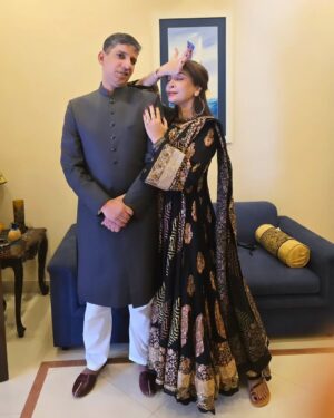 Saman Ansari Instagram - Waiting for my Dilbur and how we actually pose should be the #couplegoals for #2025 

😭😂🤣

Blessed to be part of a family wedding to create joyous memories after a year of losses of our loved ones.

Dress: Saman Ansari 
Jewelry: Saman Ansari 
Makeup: Saman Ansari 

Dilbur: @jangli1474 

❤️❤️🥰🥰💋💋