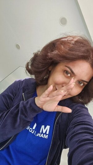 Saman Ansari Instagram - I rarely get #blowdry styles but today I did, and my stylist Fatima did an amazing job with a bouncy 90's look!

.... and made it #beachwaves #wildhair by riding back in a #rickshaw 😭💀

And before you ask, my forehead is red and bumpy cause that is how my super sensitive reacts to heat from the hair dryer. ( no body's fault )