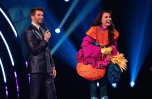 Samantha Barks Instagram - The Pufferfish is out the bag!!! 🐡🎉🐡🎉 Thank you so much to everyone at the Masked Singer @itv for being so kind and making it such a fabulous experience.  I have loved watching everyone playing along and guessing!! What a dream getting to sing with @dannyjonesofficial ❤️ Lastly to my dear Pufferfish, being you was SO much fun 💋🐡