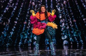 Samantha Barks Instagram - The Pufferfish is out the bag!!! 🐡🎉🐡🎉 Thank you so much to everyone at the Masked Singer @itv for being so kind and making it such a fabulous experience.  I have loved watching everyone playing along and guessing!! What a dream getting to sing with @dannyjonesofficial ❤️ Lastly to my dear Pufferfish, being you was SO much fun 💋🐡