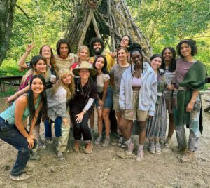 Samantha Hanratty Instagram - Episode 4 BTS of @yellowjackets 
Shout out to our amazing director @jennifermorrison 🙏♥️