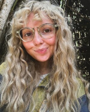 Samantha Hanratty Instagram - BTS SPOILERS AHEAD! Episode 3 is a wild ride! Hope you’re buckled in🫀