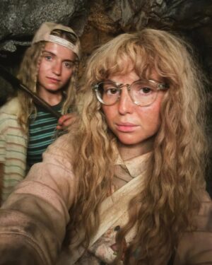 Samantha Hanratty Instagram - BTS SPOILERS AHEAD! Episode 3 is a wild ride! Hope you’re buckled in🫀