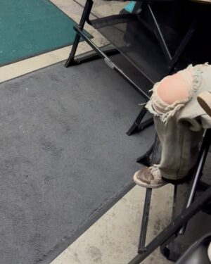 Samantha Hanratty Instagram - BTS SPOILERS AHEAD! Episode 3 is a wild ride! Hope you’re buckled in🫀