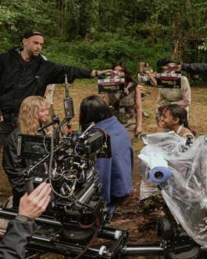 Samantha Hanratty Instagram - BTS SPOILERS AHEAD! Episode 3 is a wild ride! Hope you’re buckled in🫀