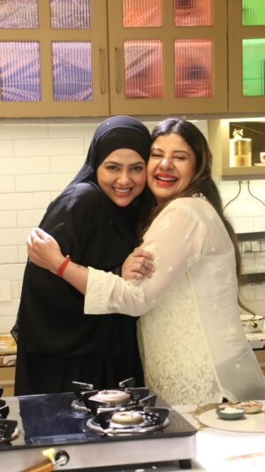 Sambhavna Seth Instagram - Jo ibadat sirf Allah ke liye ho, uska sukoon duniya ki kisi bhi cheez se badhkar hota hai. ✨
Allah sirf haath uthane se nahi, dil jhukane se raazi hota hai. 🤲

Shukriya @sambhavnasethofficial for being a part of this heartfelt conversation. 

Link in bio! ✨

#sanakhan #sambhavnaseth #raunakeramadan #ramadan #2025