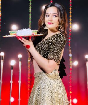 Samiksha Bhatnagar Instagram - Where all desires, emotions, energy, time, cause, effect and arguments fall, Pure Love evolves. 🪔❤️

Hair by @shubhangi_nimbarkar 
Costume @the_adhya_designer 
Studio @mantras11official 

#purelove #reality #godschild #purity #samikssha #samiksshabatnagar