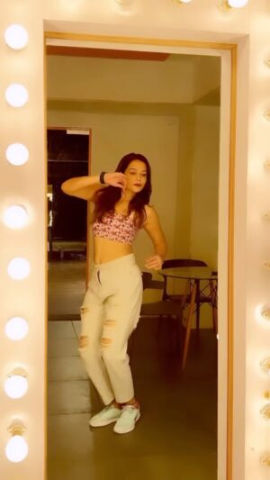 Samiksha Bhatnagar Instagram - No standing, only dancing.😁😍

#dance #dancereels #fun #samikssha