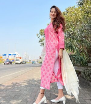 Samiksha Bhatnagar Instagram - Slaying with my silence.🎀🌸🦩💞

#attitude #simplicity #indianwear #proudgirl #beautiful #spreadlove #positivevibes #samikssha #samiksshabatnagar