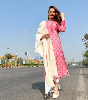 Samiksha Bhatnagar Instagram - Slaying with my silence.🎀🌸🦩💞

#attitude #simplicity #indianwear #proudgirl #beautiful #spreadlove #positivevibes #samikssha #samiksshabatnagar