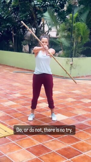 Samiksha Bhatnagar Instagram - DOUBLE HAND STAFF SPINNING 😵‍💫The universe is spinning when it stops at your point of happiness don't have two things arrogance and oppression 🦯

#doityourself #practice #skill #ﬁtness #fitnessgirl #samikssha #actress #bollywood #staff