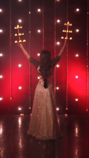 Samiksha Bhatnagar Instagram - You light up my world.🙏❤️ IBAADAT ❤️🙏

TEASER OF OUR DANCE COVER 🪔AAJ IBAADAT🪔

Performed by Samikssha Batnagar

Beautifully choreographed by @ruchisharmakathak 🤗

Captured by @_24frame, Hair stylist @shubhangi_nimbarkar @mantras11official assisted by @bunty_asstforcelebrity @the_adhya_designer 

#god #blessed #dancecover #ibaadat #love #samiksshabatnagar #dancer #actress #teaser