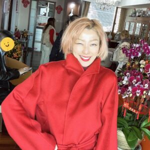 Sammi Cheng Instagram - ❤️❤️❤️❤️
新年快樂！
身體健康。
心想事成。
剛剛吃完一大堆零食，終於有空搞搞ig. 😁
我估你哋都食咗好多嘢。🤭